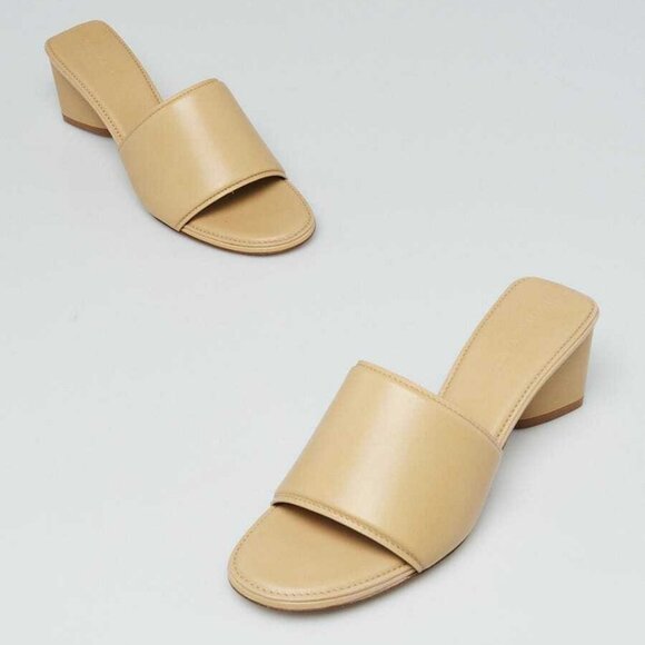 Bottega Veneta Beige Lambskin Leather The Band Mule Heels Size 5/35.5 - Picture 2 of 5